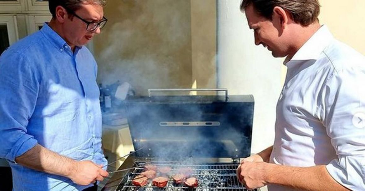Kurz s Vučićem peče biftek - undefined