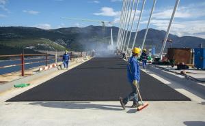Foto: Hrvatske ceste / Radovi na asfaltiranju Pelješkog mosta