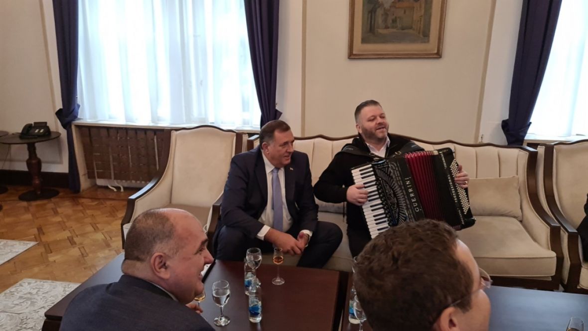 Foto: SNSD/Dodik doveo harmonikaša u Predsjedništvo BiH