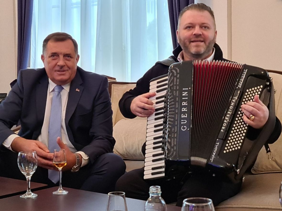 Foto: SNSD/Dodik doveo harmonikaša u Predsjedništvo BiH