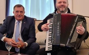 Foto: SNSD / Dodik doveo harmonikaša u Predsjedništvo BiH