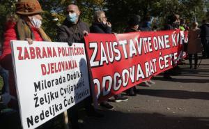 Foto: Dž. K. / Radiosarajevo.ba / Poruke sa protesta održanih ispred OHR-a