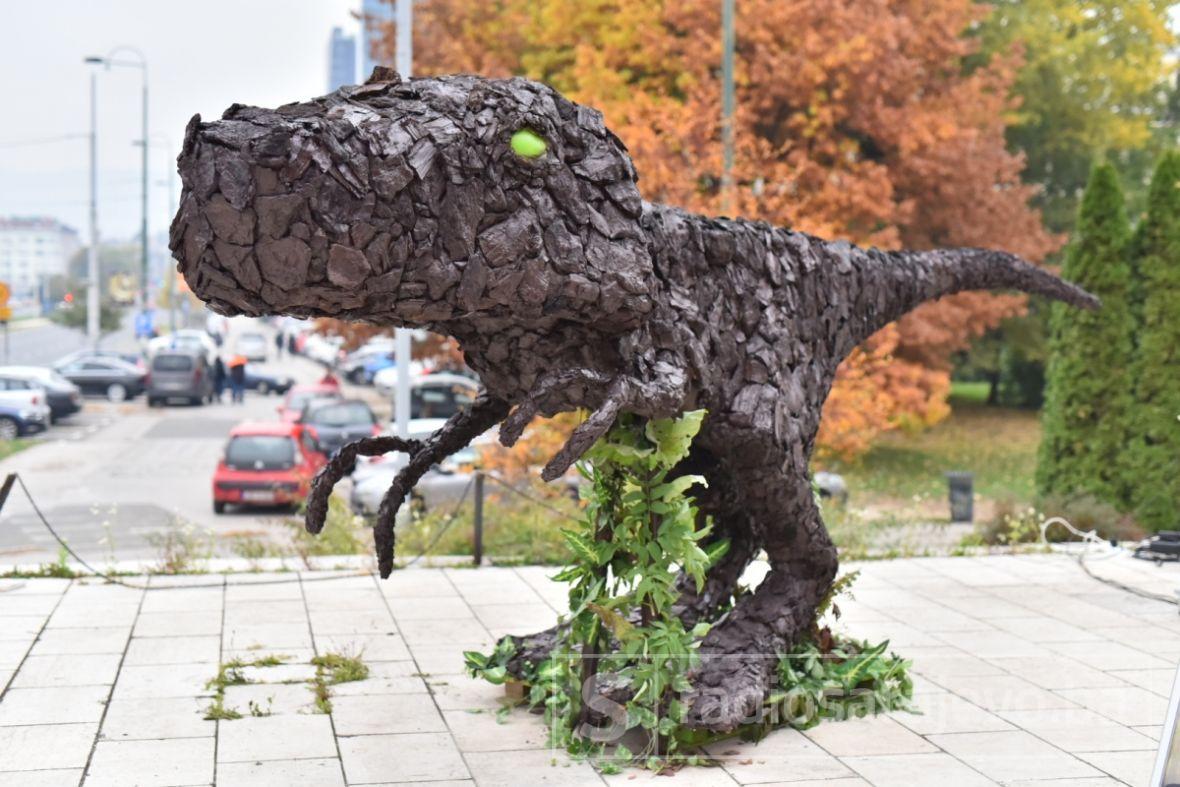 Skulptura dinosaurusa kao upozorenje o klimatskim promjenama - undefined