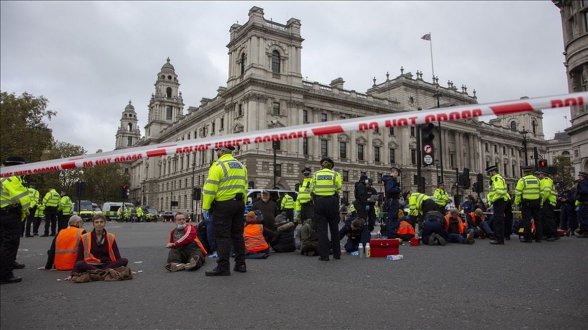FOTO: AA/Demonstranti blokirali ulice ispred britanskog parlamenta zbog klimatskih promjena
