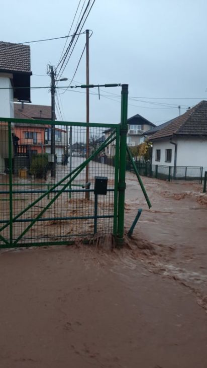 Foto: Radiosarajevo.ba/Butmir pod vodom, Željeznica nabujala 
