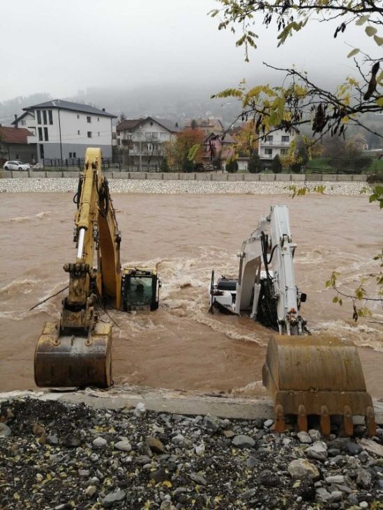Mašine završile u rijeci Bosni - undefined