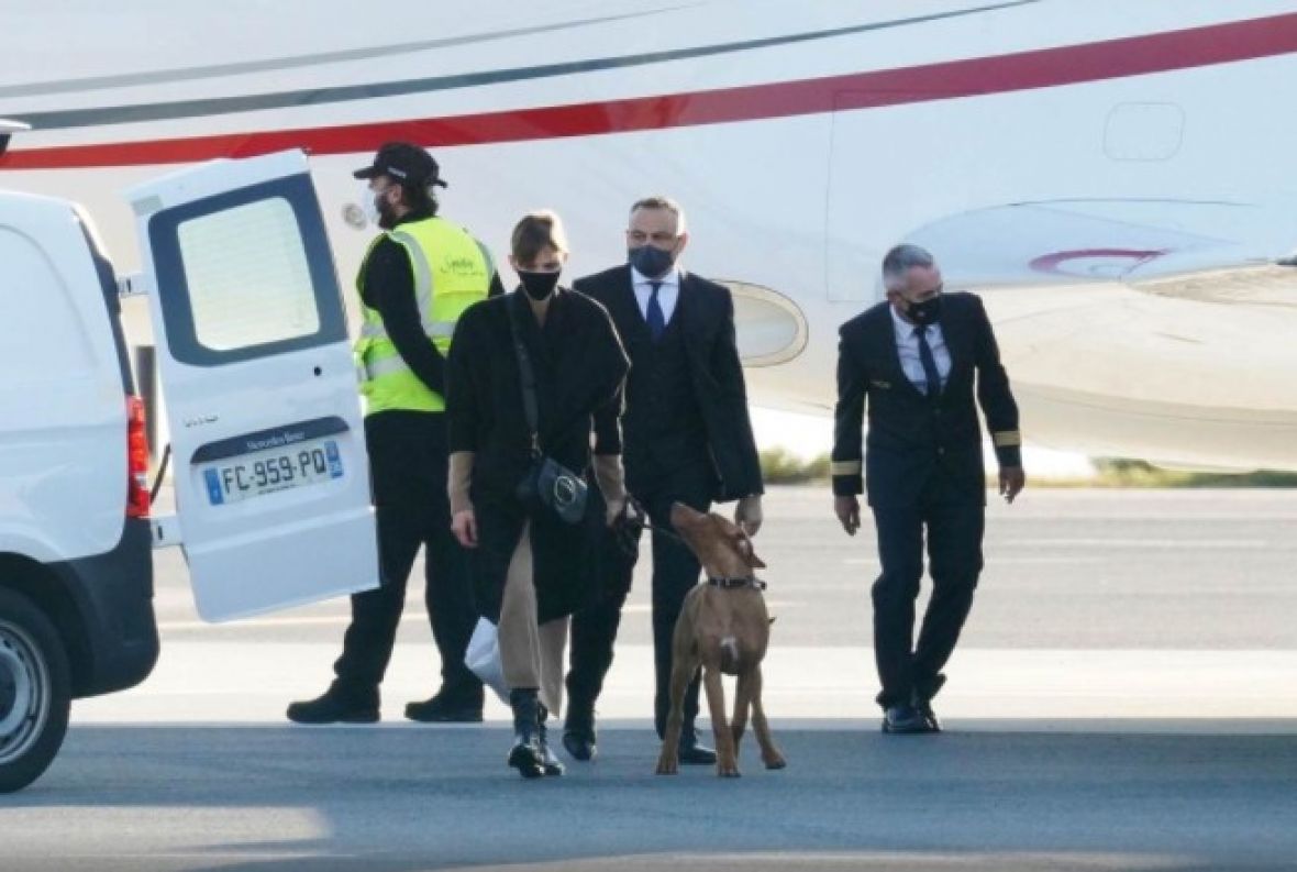 foto: people.com/Princeza Charline nakon izlaska iz aviona