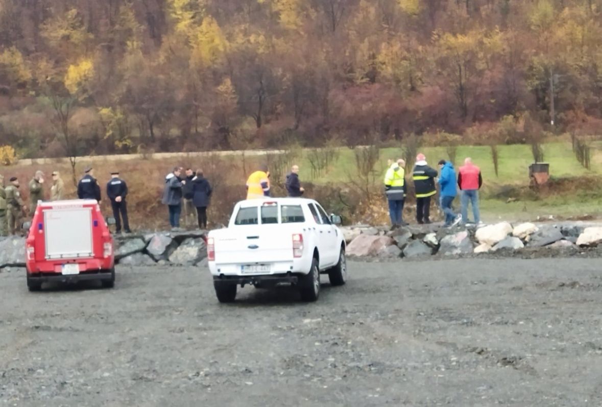 Foto: Zepce.ba/Potraga za radnicima koji su upali u rijeku Bosnu 