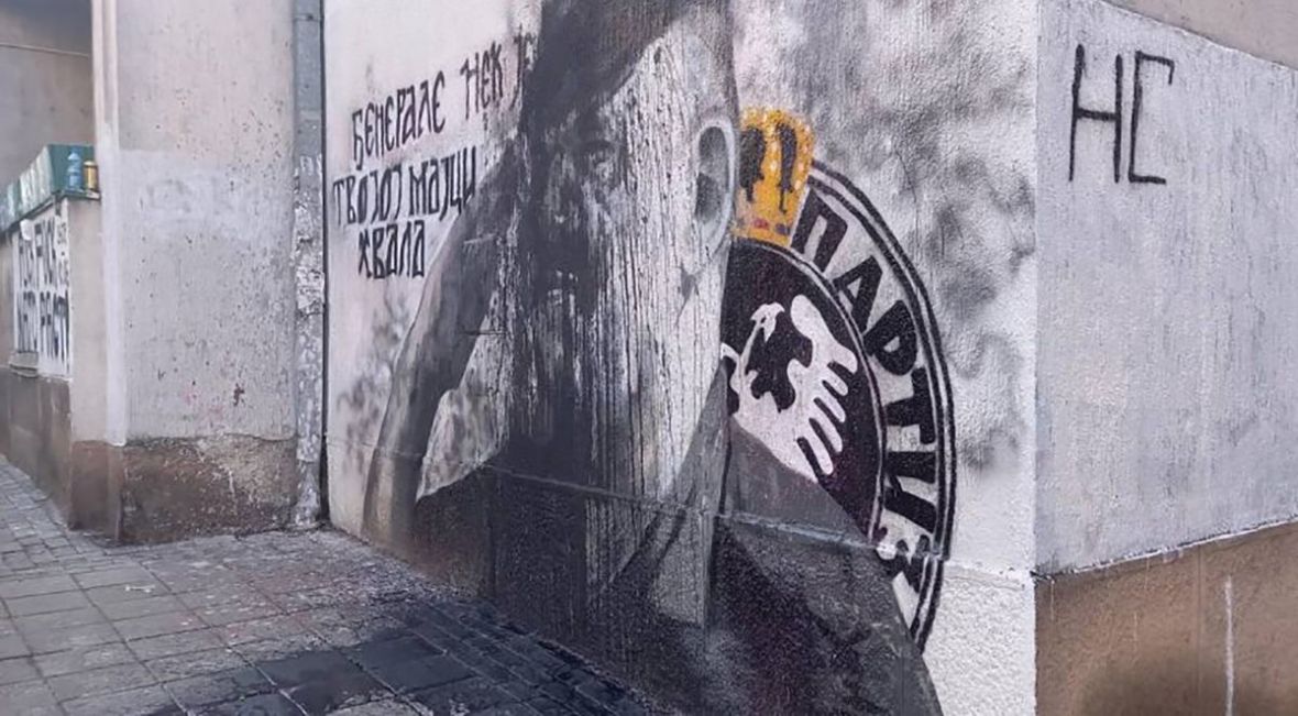 Foto: N1/Bačena crna farba na mural Ratku Mladiću