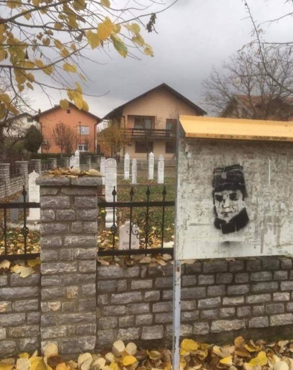 Foto: Radiosarajevo.ba/Mladićev mural na muslimanskom haremu