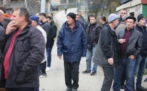 Foto: Dž. K. / Radiosarajevo.ba / Građani se okupljaju uoči dženaze Dženi Gadžun