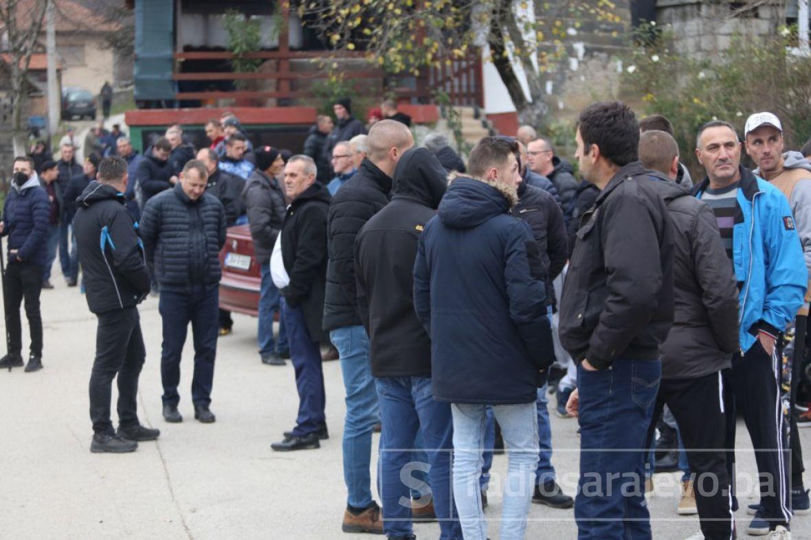 Foto: Dž. K. / Radiosarajevo.ba/Građani se okupljaju uoči dženaze Dženi Gadžun