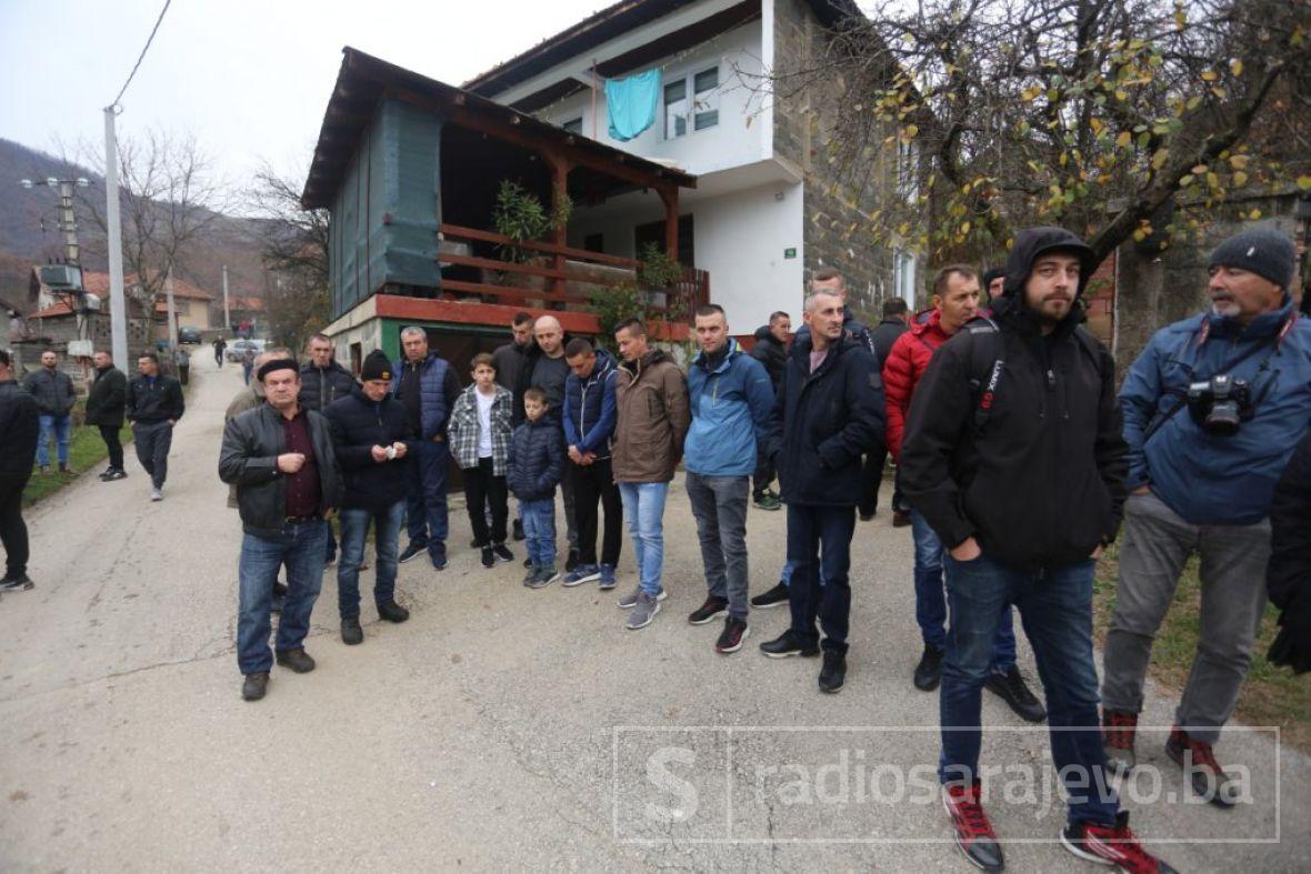 Foto: Dž. K. / Radiosarajevo.ba/Građani se okupljaju uoči dženaze Dženi Gadžun