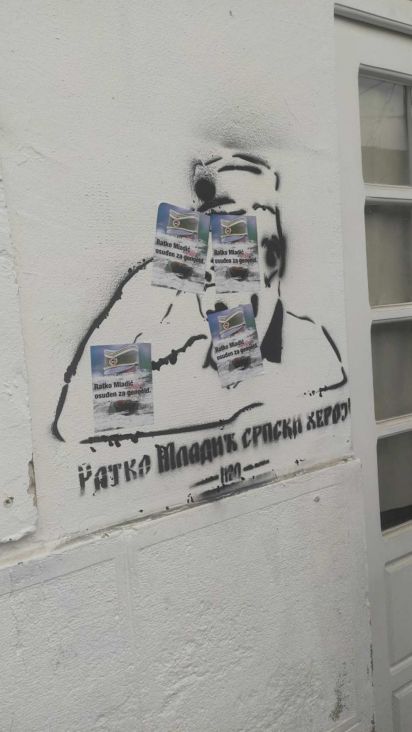 Foto: Borba stalna/Naljepnice u Beogradu "Ratko Mladić - osuđen za genocid"
