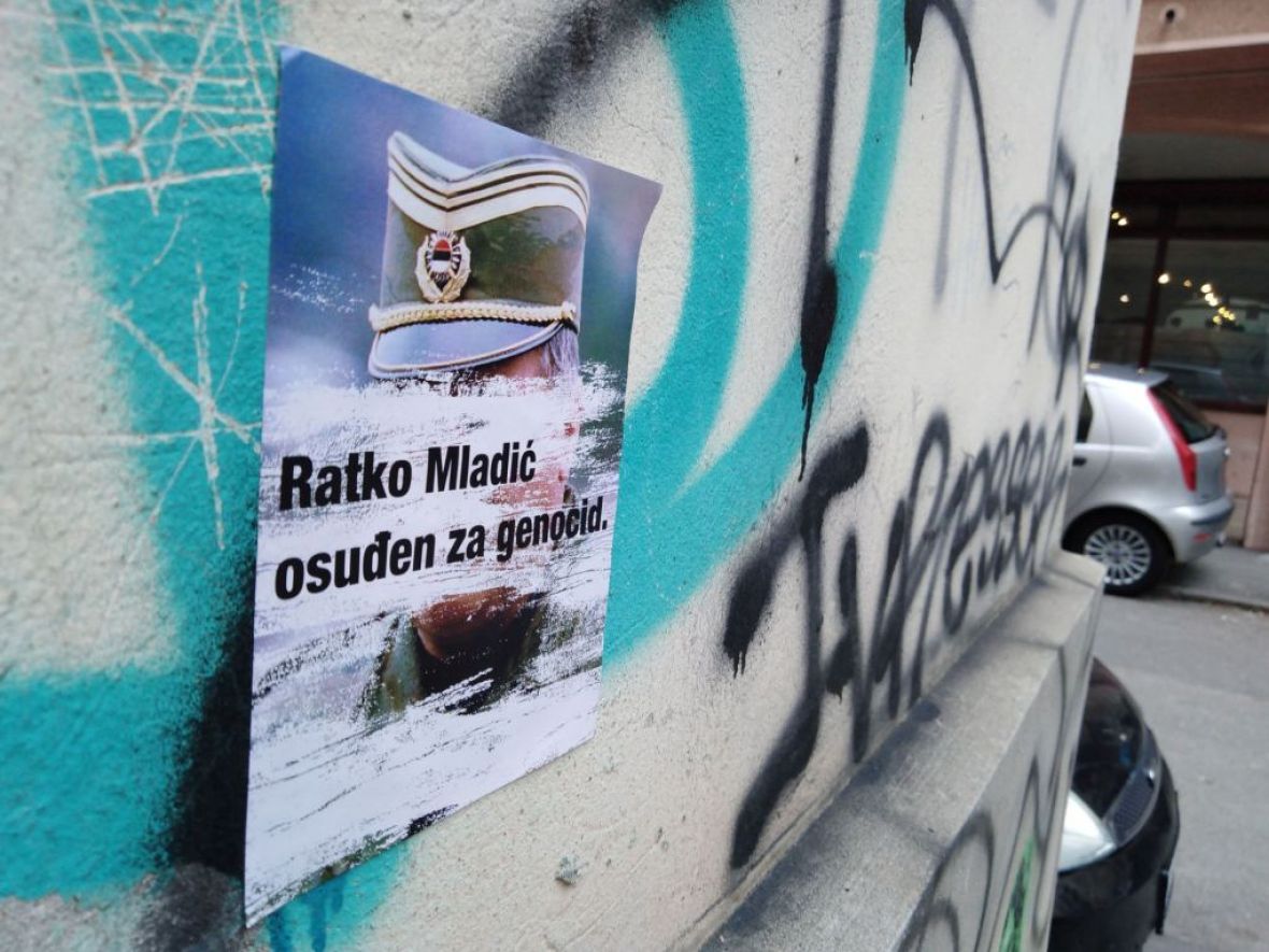 Foto: Borba stalna/Naljepnice u Beogradu "Ratko Mladić - osuđen za genocid"