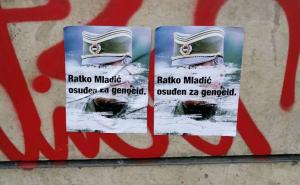 Foto: Borba stalna / Naljepnice u Beogradu "Ratko Mladić - osuđen za genocid"