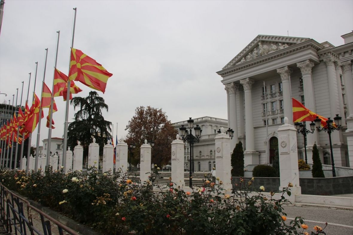 Foto: AA/Zastave na pola koplja u Sj. Makedoniji