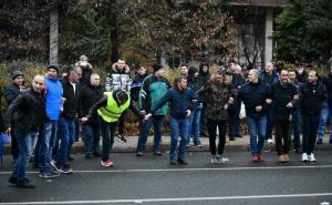 Foto: A. K. /Radiosarajevo.ba / Rudari igraju kolo ispred zgrade Vlade FBiH