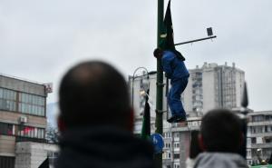 Foto: A. K. /Radiosarajevo.ba / Rudari igraju kolo ispred zgrade Vlade FBiH