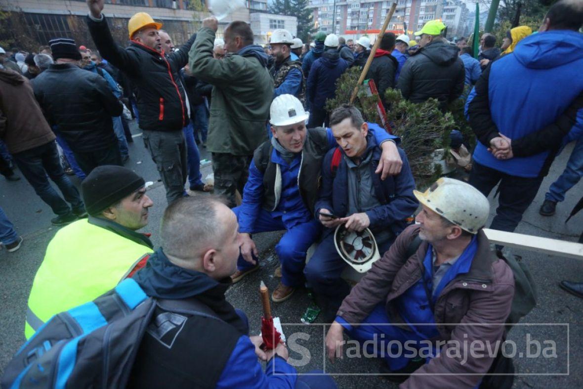 Foto: Dž. K. / Radiosarajevo.ba/Rudari ostaju ispred zgrade Vlade 