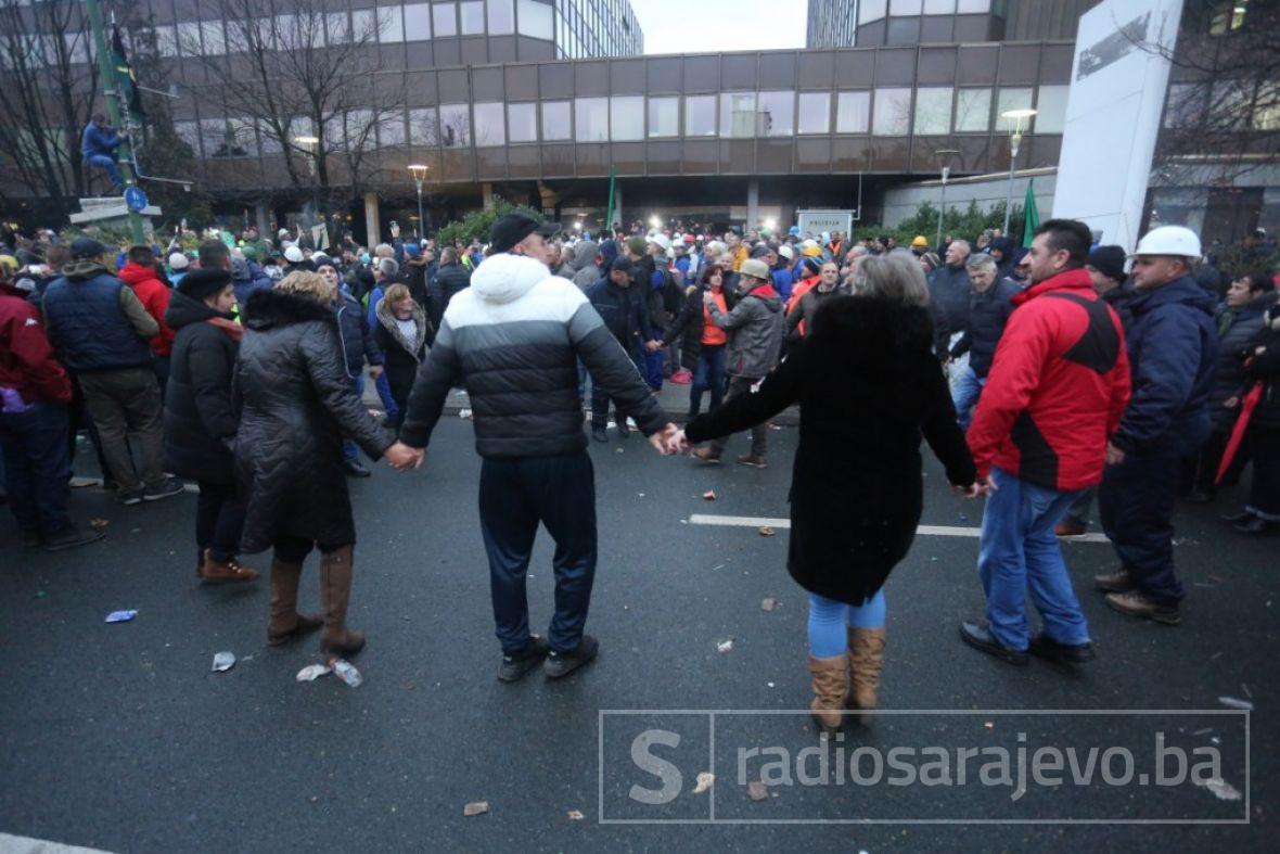 Foto: Dž. K. / Radiosarajevo.ba/Rudari ostaju ispred zgrade Vlade 