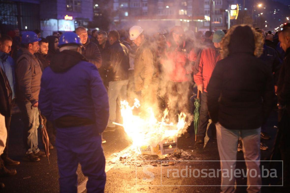 Foto: Dž. K. / Radiosarajevo.ba/Rudari u Sarajevu zapalili vatru