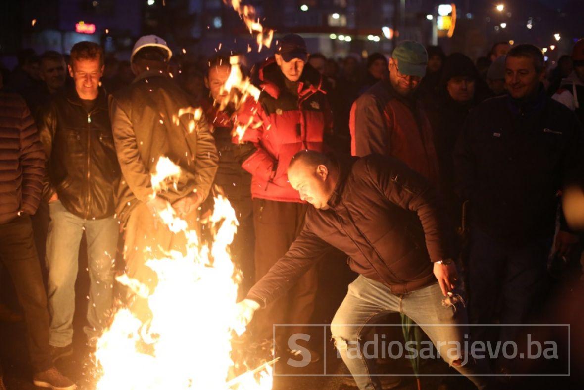 Foto: Dž. K. / Radiosarajevo.ba/Rudari u Sarajevu zapalili vatru