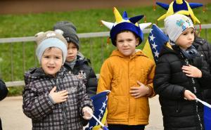Foto: A. K. / Radiosarajevo.ba / Sarajevski mališani svečanim defileom obilježili Dan državnosti BiH