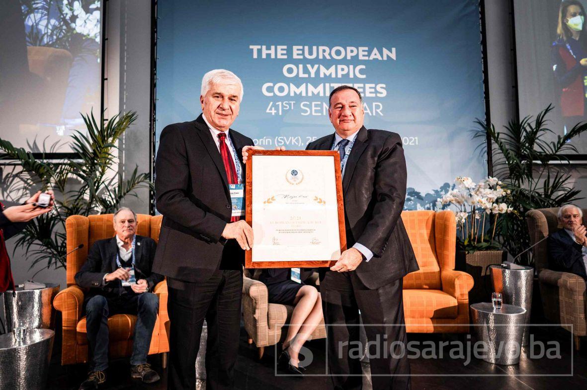 Foto: OKBiH/Sa dodjele nagrade predsjedniku Kvesiću