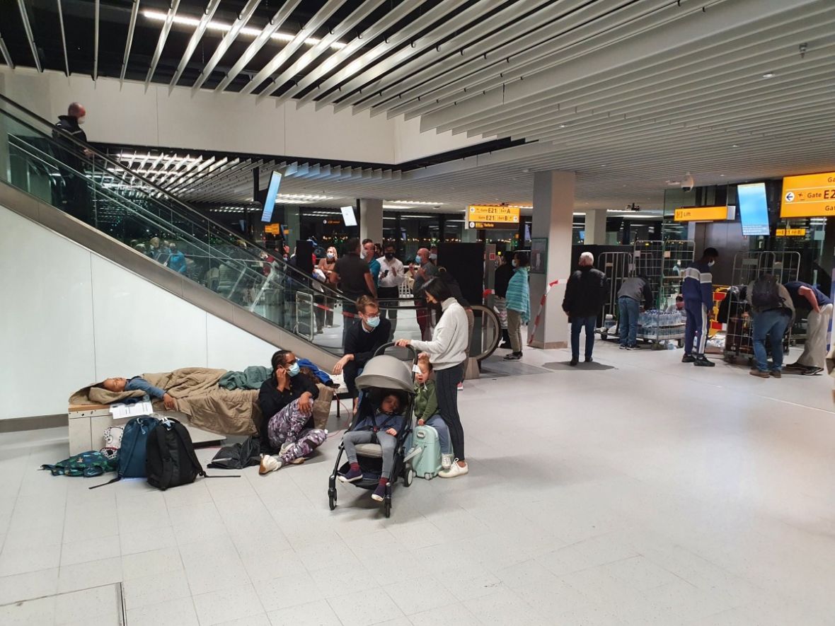 Foto: Twitter/Putnici nisu smjeli napustiti aerodrom u Amsterdamu dok se ne obavi testiranje