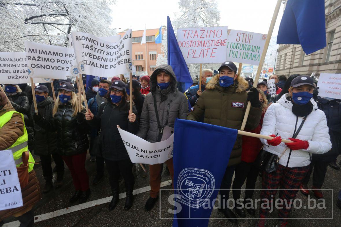 Foto: Dž. K. / Radiosarajevo.ba/Sa protesta ispred Vlade KS u Sarajevu