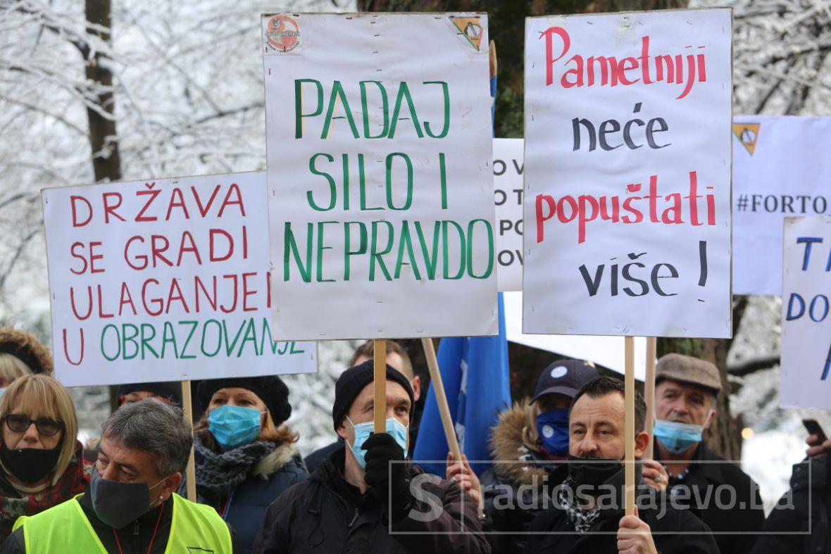 Foto: Dž. K. / Radiosarajevo.ba/Sa protesta ispred Vlade KS u Sarajevu