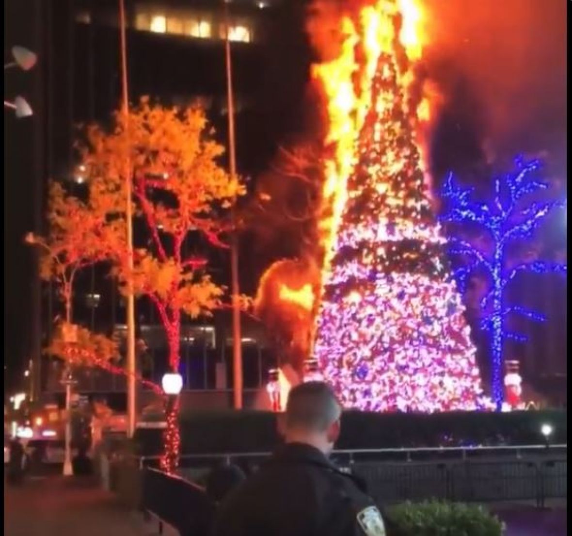 Twitter/Screenshot/Muškarac na trgu u New Yorku zapalio božićnu jelku