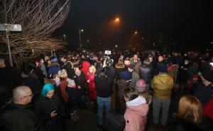 Foto: Dž. Kriještorac/Radiosarajevo.ba / Mirno okupljanje iz OŠ "Aleksa Šantić" nakon tragične smrti dječaka