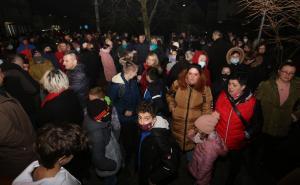 Foto: Dž. Kriještorac/Radiosarajevo.ba / Mirno okupljanje iz OŠ "Aleksa Šantić" nakon tragične smrti dječaka