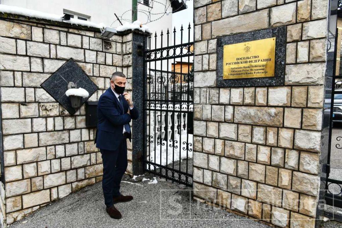 Vojin Mijatović ispred Ruske ambasade u BiH - undefined