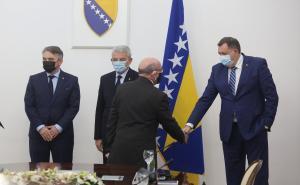 Foto: Dž. K. / Radiosarajevo.ba / Pozdrav Stuarta Peacha i Milorada Dodika 