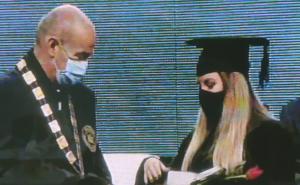 FOTO: Screenshot / Adna Škamo preuzima diplomu