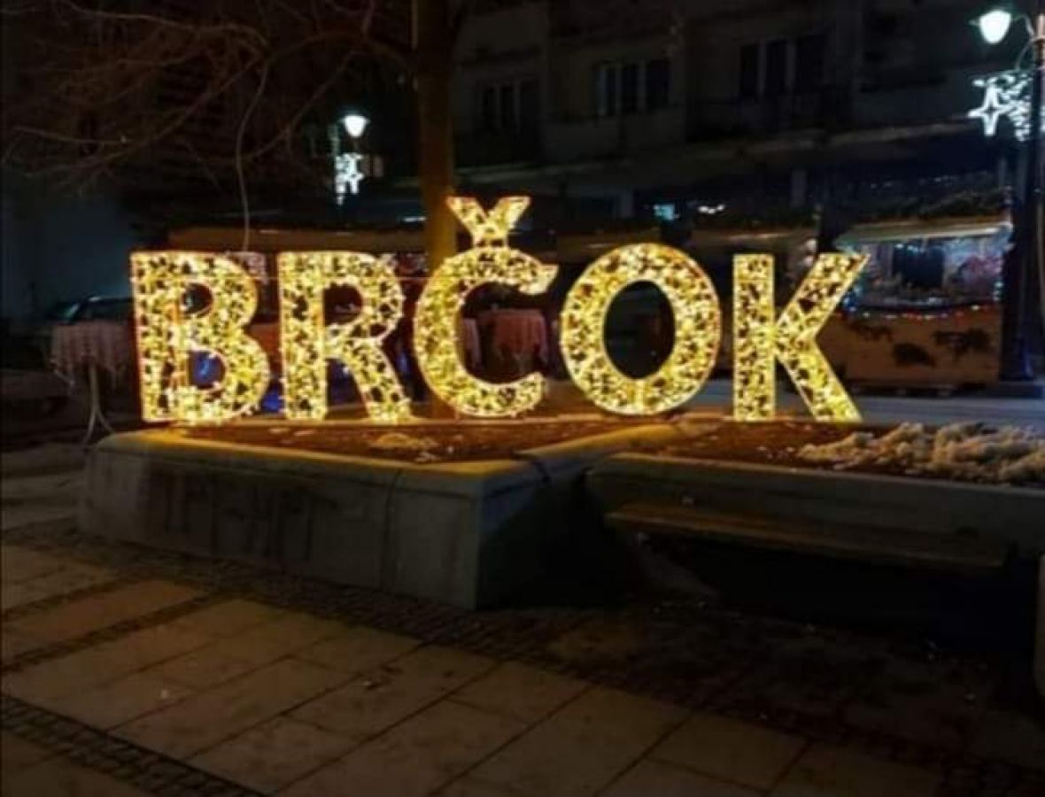 Foto: Twitter/Novogodišnji ukras iz Brčkog
