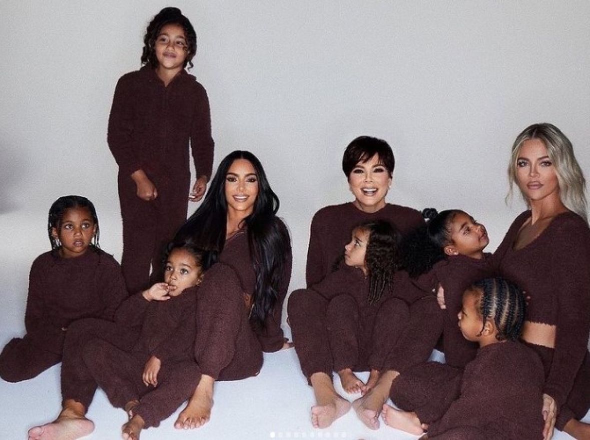 Kim Kardashian objavila božićnu čestitku - undefined