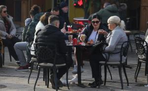 Foto: Dž. K. / Radiosarajevo.ba / Grad prepravili turisti, pije se kafa u baštama