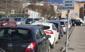 Foto: Dž. K. / Radiosarajevo.ba / Ogromne gužve na drive-in punktu