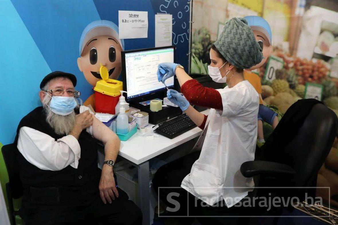 Foto: EPA-EFE/Muškarac prima četvrtu dozu vakcine u Izraelu, 3. januar 2022.