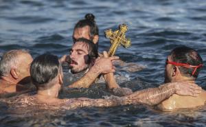 Foto: Anadolija / U Istanbulu održano plivanje za Časni krst