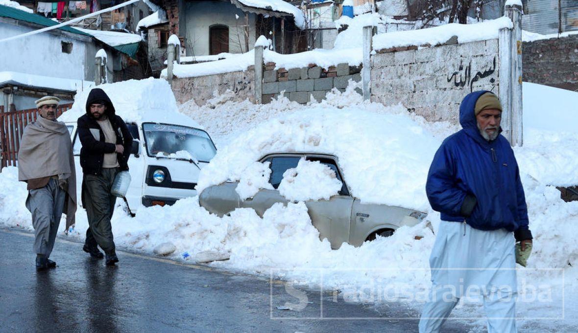 Foto: EPA-EFE/Snijeg u Pakistanu napravio haos...