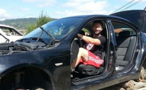FOTO: Facebook / Nekadašnji golman Želje fotografisao se u vozilu