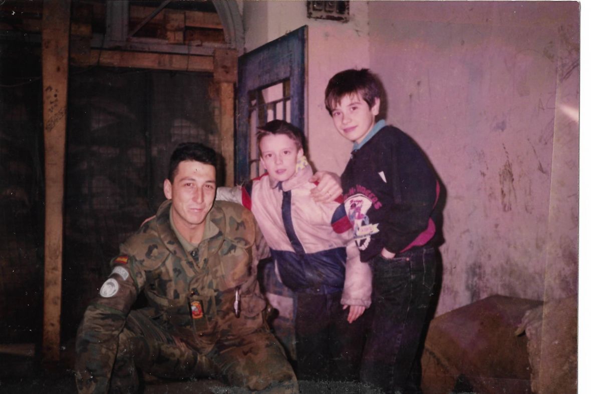 Španjolski vojnik traži djecu s kojom se slikao za vrijeme rata u Mostaru /  Radio Sarajevo