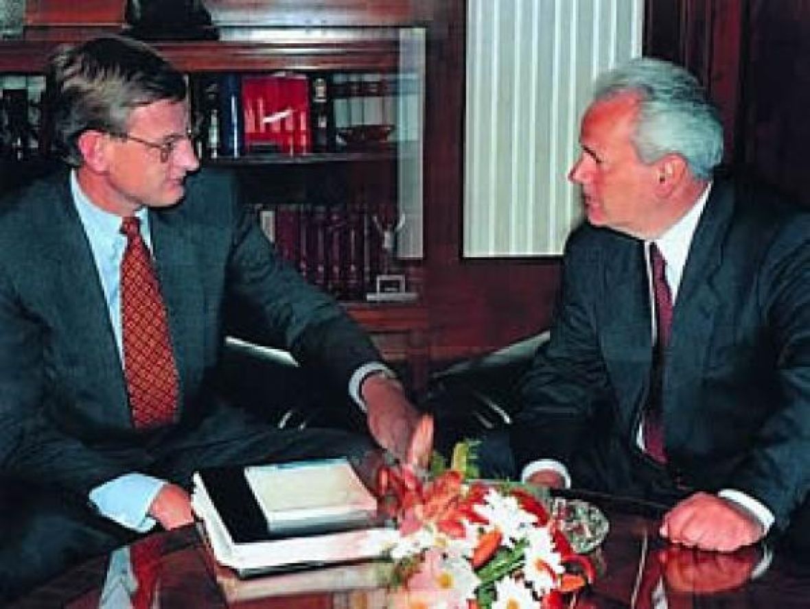 Carl Bildt u razgovoru sa zločincem Miloševićem - undefined