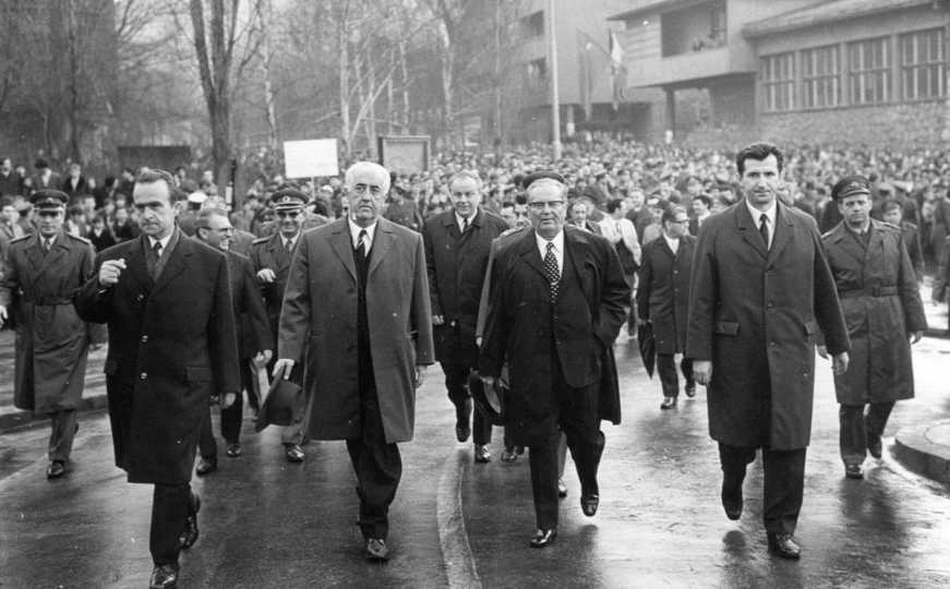 Fotografije preuzete iz knjige Husnije Kamberović Džemal Bijedić - Politička biografija,drugo dopunjeno izdanje, Sarajevo: Udruženje za modernu historiju, 2017