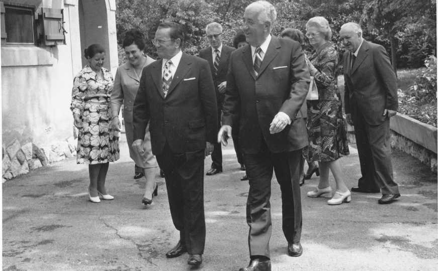 Fotografije preuzete iz knjige Husnije Kamberović Džemal Bijedić - Politička biografija,drugo dopunjeno izdanje, Sarajevo: Udruženje za modernu historiju, 2017